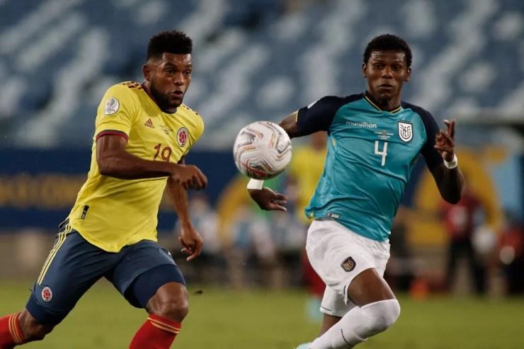 Borja (E) disputa bola com Arboleda (D), em Colômbia x Equador, pela Copa América — Foto: Divulgação/Conmebol