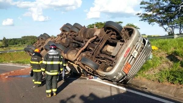 Bombeiros foram chamados para conter vazamento (Foto: Divulgação/Polícia Rodoviária)