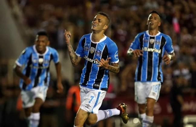 Luan comemorando seu "pedazo de gol" na decisão da Libertadores. — Foto: REUTERS/Agustin Marcarian