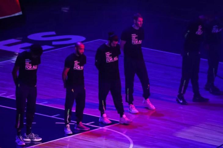 Jogadores de Wolves e Nets usam camisa com os dizeres "liberdade e justiça para todos" — Foto: Getty Images