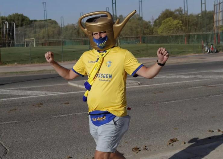 Torcedor da Suécia com um regador (?) na cabeça, para a partida contra a Espanha — Foto: REUTERS/JON NAZCA