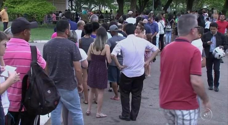 Moradores fazem fila para receber vacina no Parque da Uva, em Jundiaí (Foto: Reprodução/TV TEM)