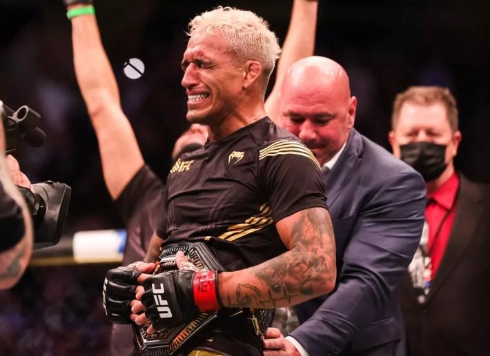 Charles do Bronx se emociona ao receber o cinturão de campeão peso-leve no UFC 262 — Foto: Getty Images