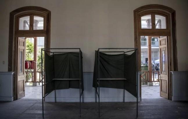 Imagem de cabines de votação no Chile, em 19 de novembro de 2021 — Foto: Martin Bernetti/AFP