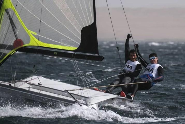 Marco Grael e Gabriel Borges festejam o ouro na vela no Pan de Lima 2019 — Foto: Guillermo Arias / Lima 2019 