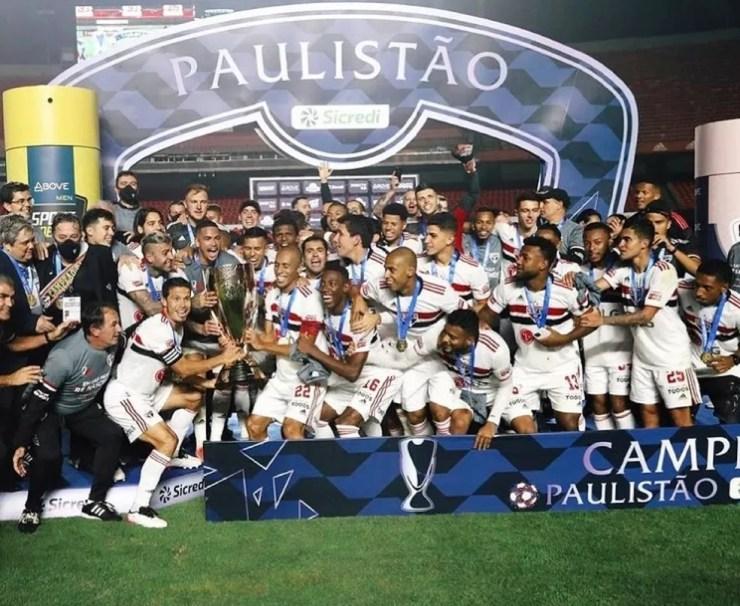 Jogadores do São Paulo erguem a taça de campeão Paulista de 2021.  — Foto: Rubens Chiri/SaoPauloFC