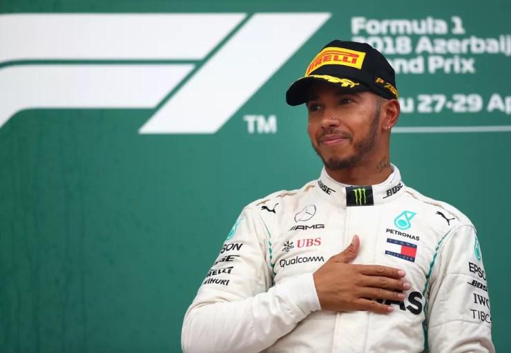Lewis Hamilton no pódio do GP do Azerbaijão — Foto: Clive Mason/Getty Images