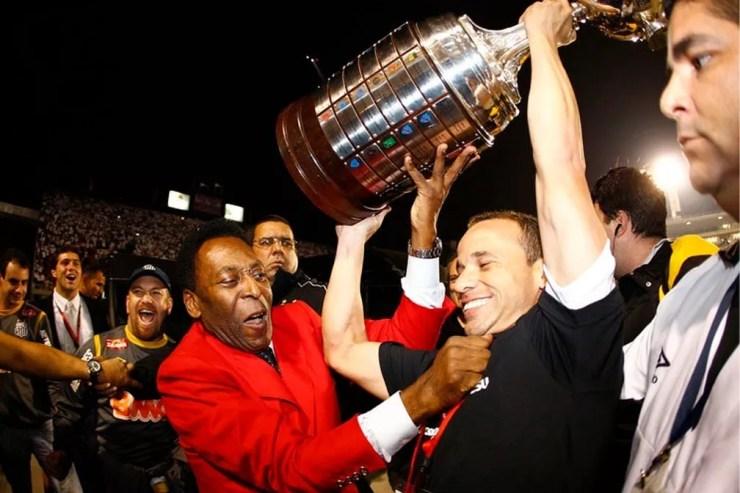 Léo levanta troféu da Libertadores pelo Santos em 2011; lateral participa de live no ge nesta terça — Foto: Divulgação / Santos FC