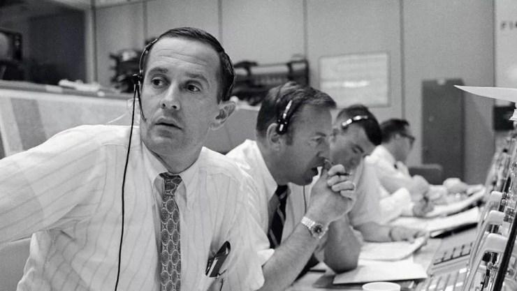 A equipe da Nasa em Terra durante os tensos momentos de comunicação com a tripulação do Apolo 11 — Foto: Nasa/BBC