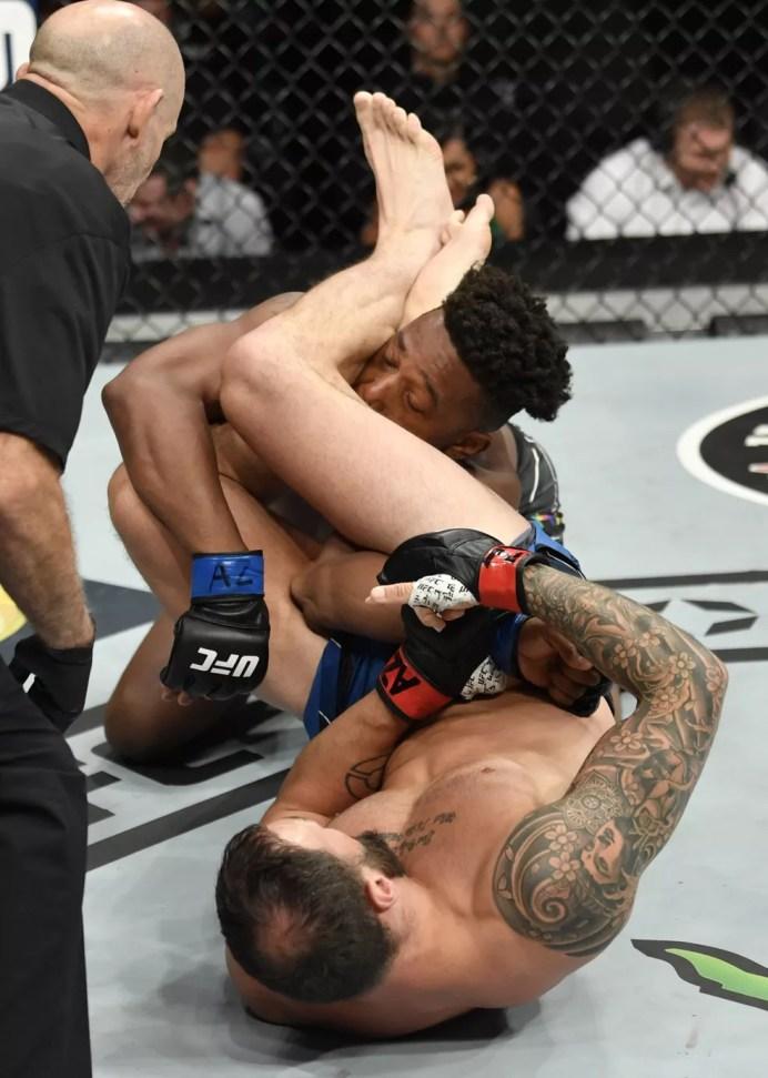 Paul Craig definiu a luta no chão com um ataque ao braço seguido por um triângulo — Foto: Getty Images