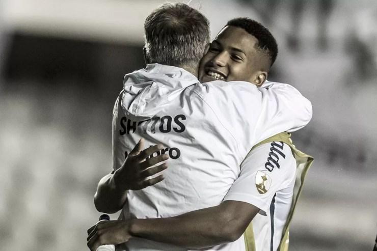 Ângelo abraça Ariel Holan, do Santos — Foto: Ivan Storti / Santos FC