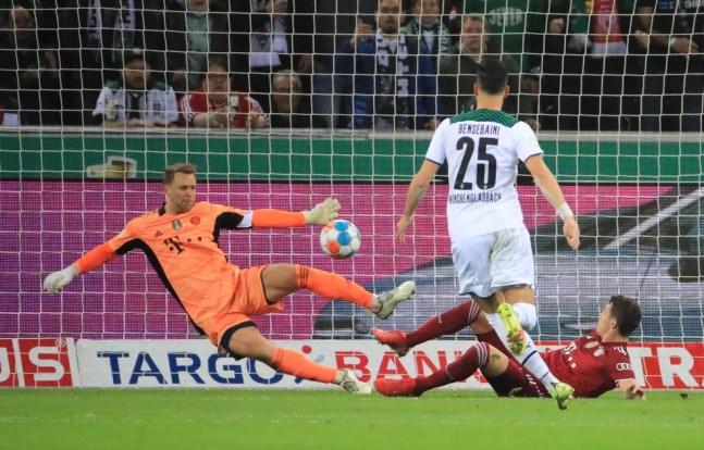 Ramy Bensebaini desloca Neuer no gol do Borussia Mönchengladbach sobre o Bayern de Munique — Foto: REUTERS/Wolfgang Rattay