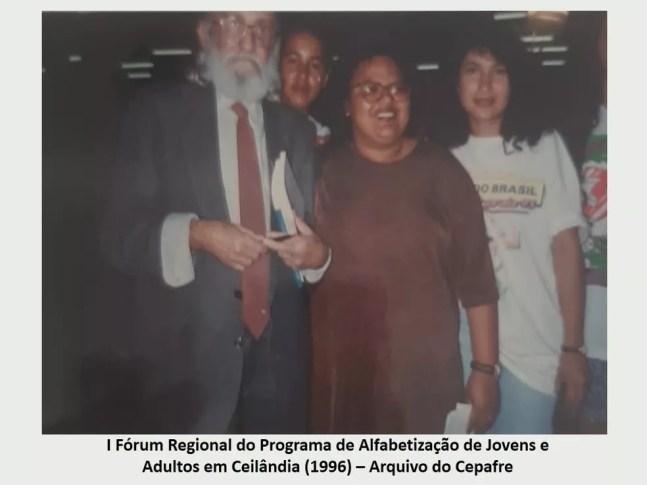 Madalena Torres ao lado de Paulo Freire, em Ceilândia, em 1996 — Foto: Arquivo Cepafre