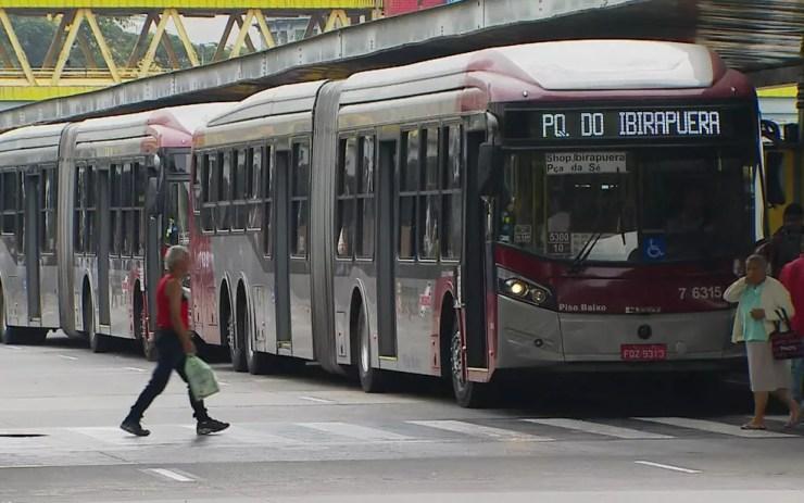 Idosos de até 65 anos poderão novamente usar ônibus de graça na cidade de SP; a decisão é provisória — Foto: Reprodução/TV Globo