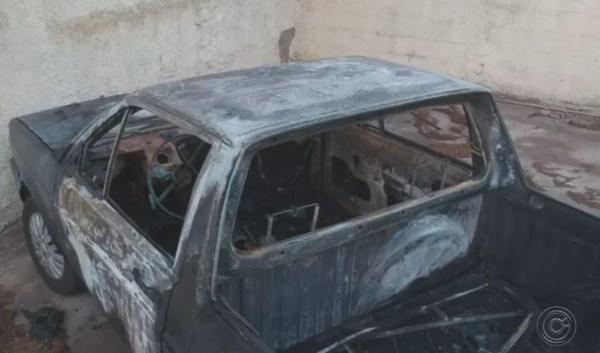 Carro ficou destruído após o incêndio em Bauru  (Foto: TV TEM / Reprodução )