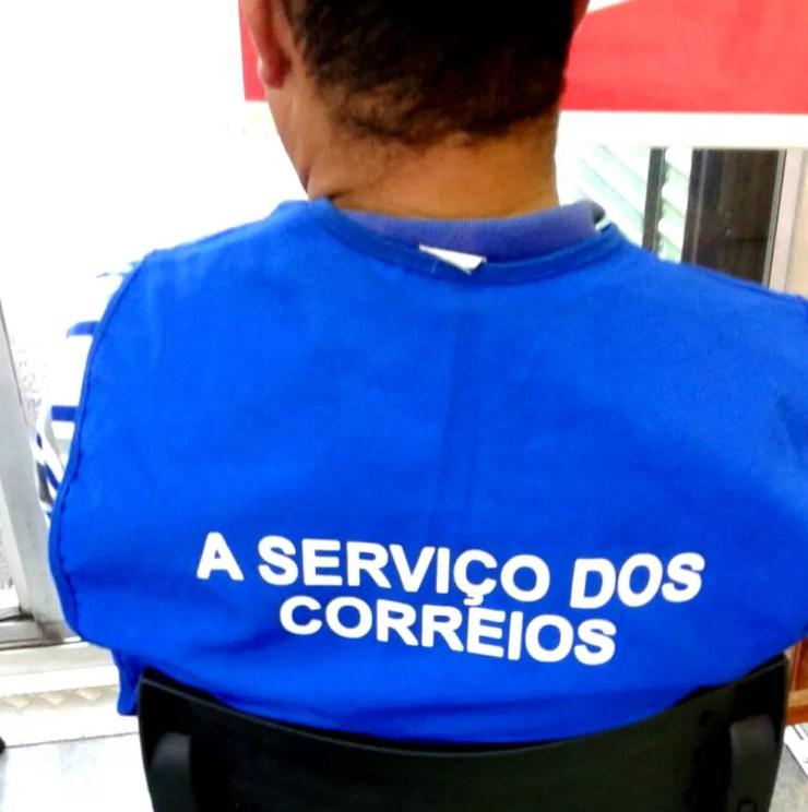 Um dos detidos usava um colete escrito 'A serviçp dos Correios'  (Foto: Divulgação / Polícia Rodoviária Estadual)