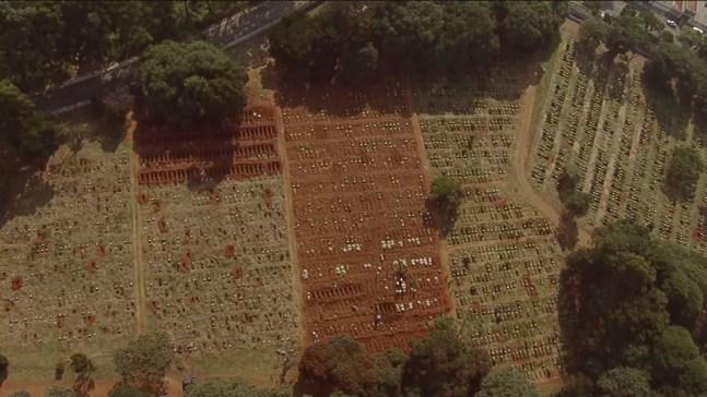 Covas abertas em meio ao aumento de mortes da pandemia de Covid-19 no Cemitério Vila Formosa, na Zona Leste de São Paulo, neta sexta-feira (12) — Foto: Reprodução/GloboNews