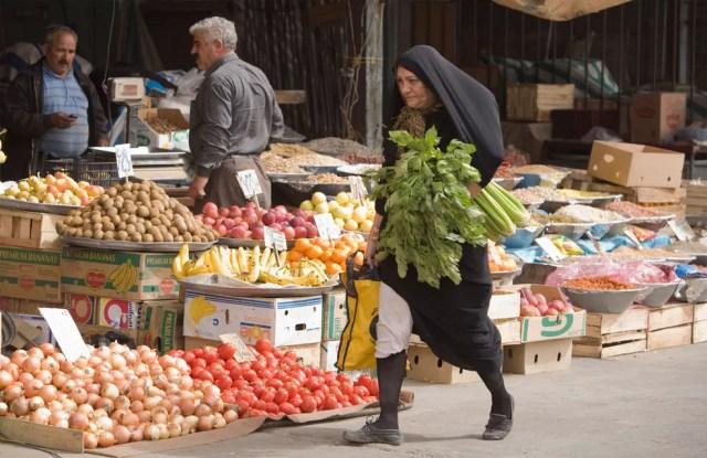  Uma mulher caminha com seu dia de compras em um mercado de vegetais em Islamshahr, a 50 km a sudoeste de Teerã, no Irã — Foto:  REUTERS/Raheb Homavandi/File Photo