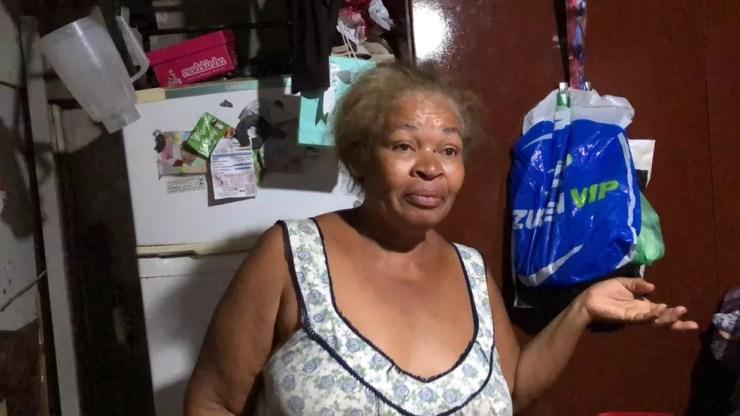 Joelita Miranda Santos que mora sozinha em uma casa de um cômodo no Jardim Ângela e depende dos R$ 400 do Auxílio Brasil e de doações  — Foto: Deslange Paiva/ g1