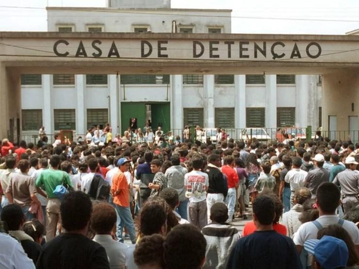 Foto de 92 mostra multidão de parentes e curiosos na entrada do Carandiru à espera de notícias (Foto: Heitor Hui/Estadão Conteúdo/Arquivo)