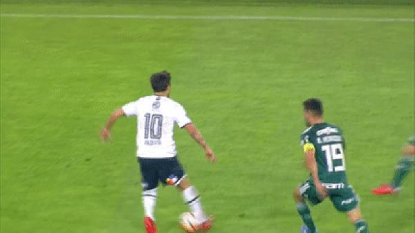 Valdivia teve boa atuação contra o Palmeiras no Chile — Foto: Reprodução