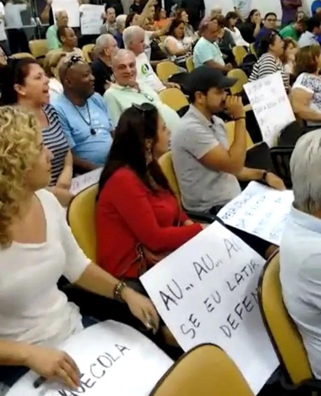 Manifestantes lotaram o plenário da Câmara em protesto contra a criação das secretarias em Jaú (Foto: Fernando Caseiro/ Arquivo pessoal )