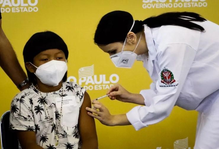 Davi, de 8 anos, foi primeira criança a ser vacinada contra a Covid no Brasil — Foto: Aloisio Mauricio/Fotoarena/Estadão Conteúdo
