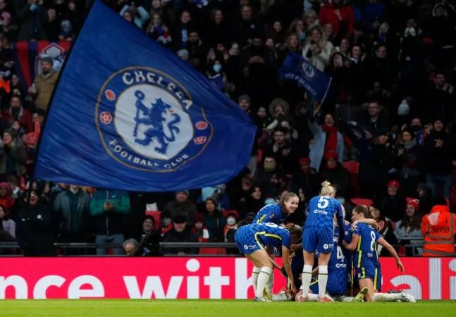 Jogadoras do Chelsea comemoram diante da torcida um dos gols da vitória sobre o Arsenal — Foto: Reuters/Andrew Boyers