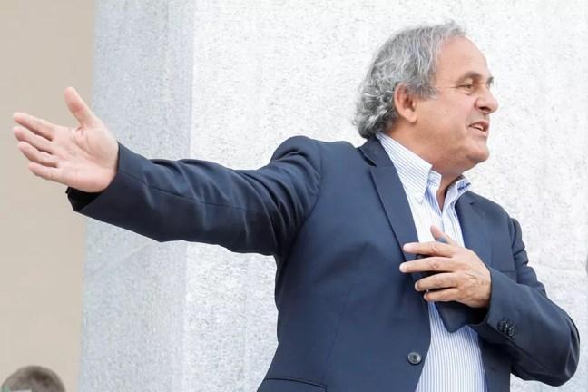 Michel Platini antes do início do julgamento por fraude, na Suíça — Foto: Reuters