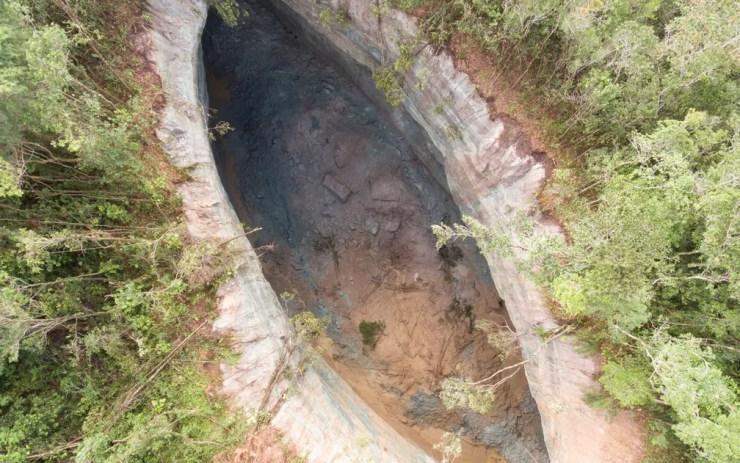 Cratera fica em meio a mata fechada — Foto: OrtoPixel – Soluções com Drones, Geotecnologias e Arquitetura