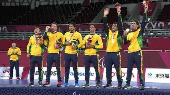 Seleção do goalball masculino sobe no lugar mais alto do pódio para receber a medalha de ouro - Paralimpíadas de Tóquio