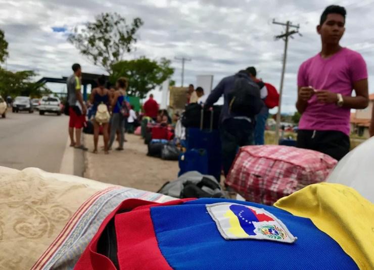 Fila de imigrantes venezuelanos em Pacaraima, na fronteira do Brasil com a Venezuela, em fevereiro deste ano — Foto: Alan Chaves/G1 RR/Arquivo