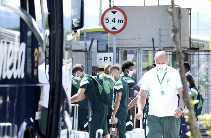 Jogadores retiram as malas do ônibus antes de partirem para o avião — Foto: Marcos Ribolli