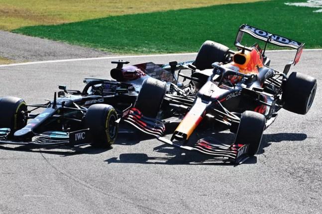 Carro de Max Verstappen decola após o holandês tocar Lewis Hamilton na Variante del Rettifilo, no GP da Itália — Foto: Peter Van Egmond/Getty Images