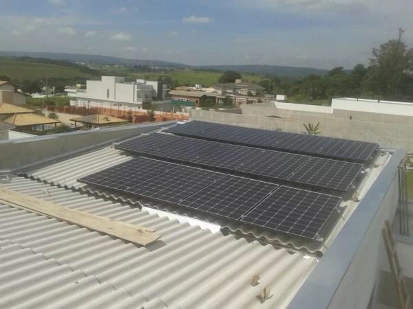 O modelo mais tradicional de instalação das placas solares é o aproveitamento dos telhados (Foto: Regiane Brisola Ferreira/Arquivo Pessoal)