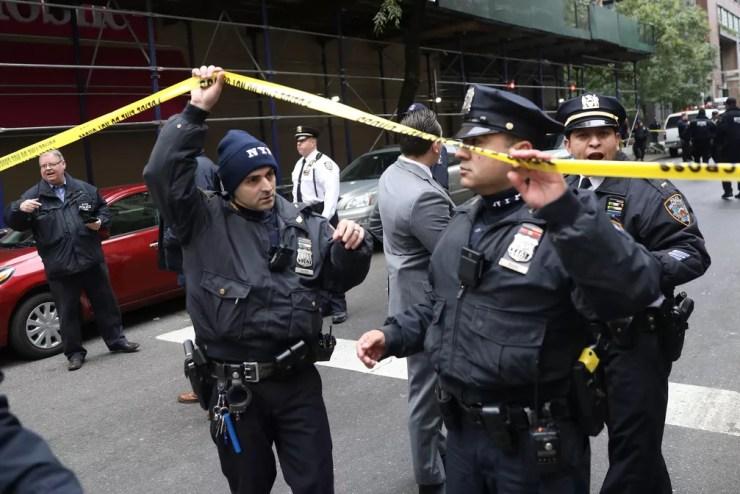 Polícia isola rua de Manhattan em que investiga presença de pacote suspeito nesta sexta-feira (26) — Foto: Mike Segar /Reuters
