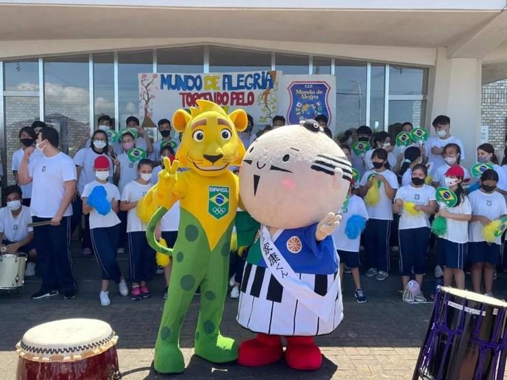 Mascote do Time Brasil, Ginga visitou uma das maiores escolas de língua portuguesa do Japão — Foto: Divulgação