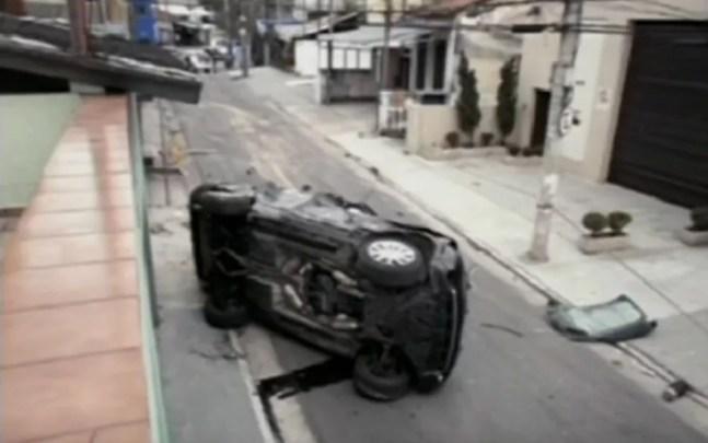 Carro ficou tombado após atropelar Vitor Gurman — Foto: Reprodução/TV Globo