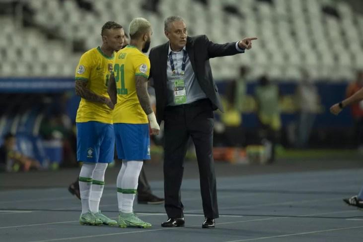 Tite orienta Gabigol e Éverton Cebolinha em jogo da seleção brasileira — Foto: Lucas Figueiredo / CBF