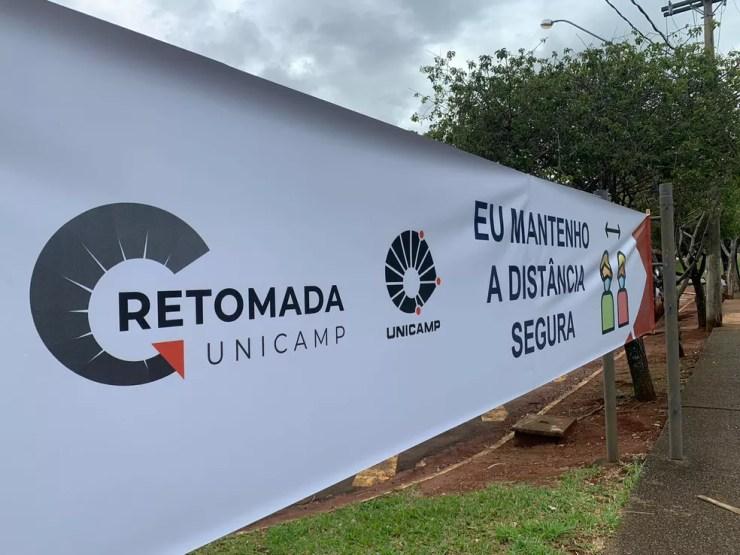 Faixa na Unicamp lembra distanciamento social para retomada das aulas presenciais na pandemia, em Campinas — Foto: Giuliano Tamura/EPTV