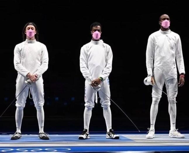Atletas de esgrima dos EUA protestam contra integrante e usam máscara rosa — Foto: Reprodução