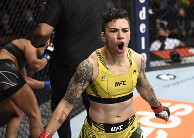 Jéssica Bate-Estaca saiu da luta contra Cynthia Calvillo no UFC 266 sem lesões e não recebeu suspensão médica — Foto: Getty Images