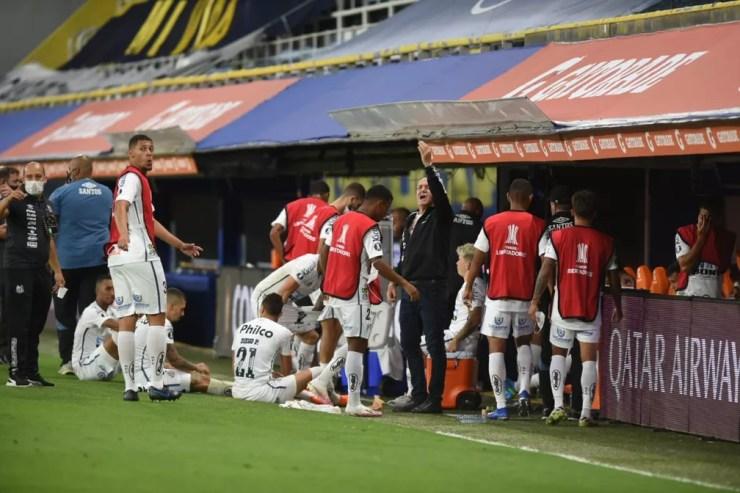 Cuca conversa com jogadores no intervalo: mudanças surtem efeito — Foto: Ivan Storti/Santos FC