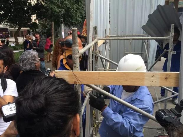 Operários colocaram tapumes no entorno do pilotis do Palácio Gustavo Capanema, onde manifestantes pretendiam se instalar.  (Foto: Cristina Boeckel / G1)