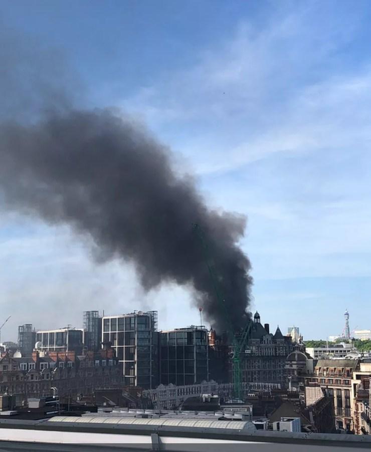 Bombeiros tentam conter incêndio em hotel em Londres nesta quarta-feira (6) (Foto: Reprodução/Twitter/London Fire Brigade)
