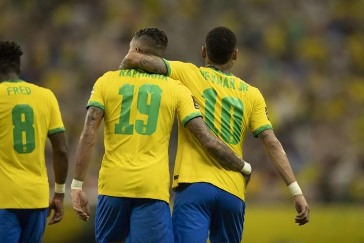Raphinha recebe carinho de Neymar na comemoração de gol pelo Brasil contra o Uruguai — Foto:  Lucas Figueiredo/CBF