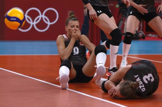 Jogadoras da Turquia se chocam de cabeça em quadra — Foto: REUTERS/Valentyn Ogirenko