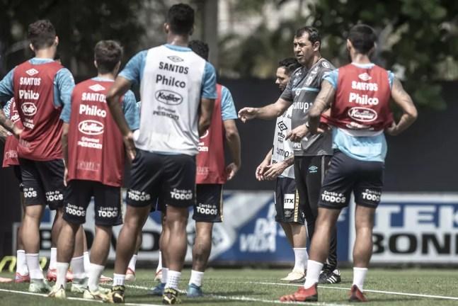 Fábio Carille conversa com elenco durante treino do Santos — Foto: Ivan Storti/Santos FC