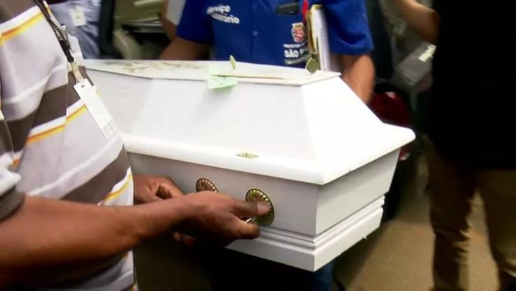 Corpos de meninas encontradas em carro chegam no Cemitério da Saúde (Foto: Reprodução/TV Globo)