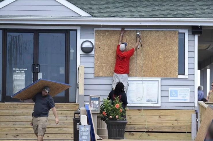 Moradores de Wrightsville Beach, na Carolina do Norte, protegem imóveis para a chegada do furacão Florence — Foto: Matt Born/The Star-News via AP, File
